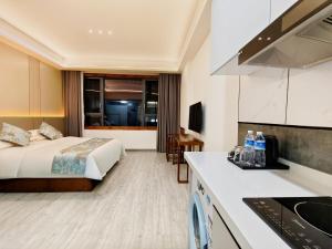 Köök või kööginurk majutusasutuses Zhangjiajie Borui Hotel - Tianmen Mountain 张家界天门山泊睿庭院酒店