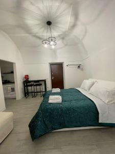 a bedroom with a bed and a ceiling fan at Casa Baglioni in Naples