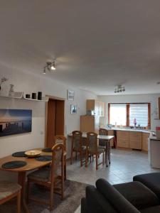 un soggiorno e una cucina con tavolo e sedie di Haus Petra a Frankenstein