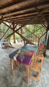MiramarCoco Bamboo Beach Camp的一张木餐桌,上面有马赛克顶部