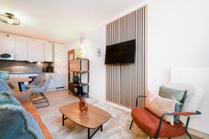 TV a/nebo společenská místnost v ubytování Das Solaris 5 Beach Apartment mit Balkon, Gemeinschaftssauna und Grillplatz
