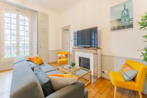 Televízia a/alebo spoločenská miestnosť v ubytovaní Esprit Feydeau- Appartement de charme en hypercentre de Nantes