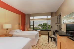 TV a/nebo společenská místnost v ubytování Sheraton Berlin Grand Hotel Esplanade