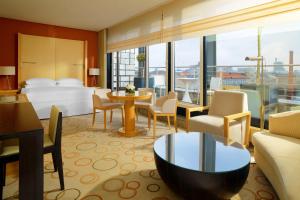 Posezení v ubytování Sheraton Berlin Grand Hotel Esplanade