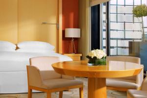 Postel nebo postele na pokoji v ubytování Sheraton Berlin Grand Hotel Esplanade