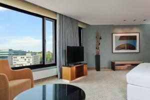 TV a/nebo společenská místnost v ubytování Sheraton Berlin Grand Hotel Esplanade