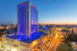 ein beleuchtetes Gebäude in einer Stadt bei Nacht in der Unterkunft Sheraton Bucharest Hotel in Bukarest