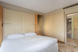 Postel nebo postele na pokoji v ubytování Sheraton Berlin Grand Hotel Esplanade