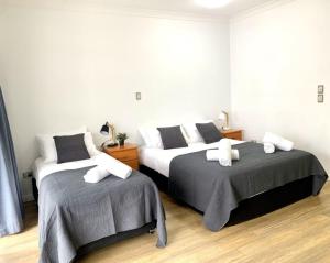 een slaapkamer met twee bedden met handdoeken erop bij Accommodation at 134 Denham in Townsville