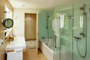 Koupelna v ubytování Sheraton Berlin Grand Hotel Esplanade