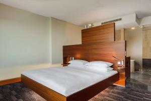 Postel nebo postele na pokoji v ubytování Sheraton Berlin Grand Hotel Esplanade