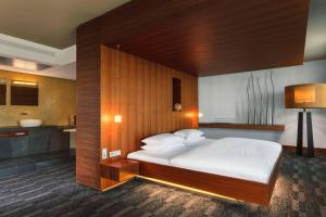 Postel nebo postele na pokoji v ubytování Sheraton Berlin Grand Hotel Esplanade