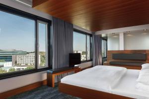 Postel nebo postele na pokoji v ubytování Sheraton Berlin Grand Hotel Esplanade