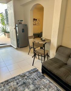 a living room with a couch and a table at Hermoso DEPARTAMENTO En El Centro Y Corazon DE CANCUN in Cancún