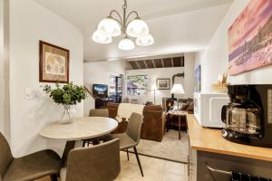 una cucina e un soggiorno con tavolo e sedie di Lakeland Village 2 Bed Condo Pool View a South Lake Tahoe