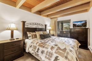 una camera da letto con un letto, un comò e una finestra di Lakeland Village 2 Bed Condo Pool View a South Lake Tahoe Altre 38 foto