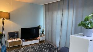 TV a/nebo společenská místnost v ubytování Sky Garden