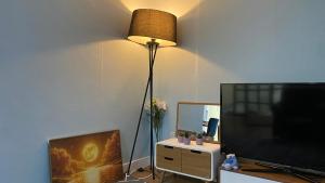 TV a/nebo společenská místnost v ubytování Sky Garden