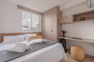 Ένα ή περισσότερα κρεβάτια σε δωμάτιο στο Mirante #307 - Espaço e estilo por Carpediem
