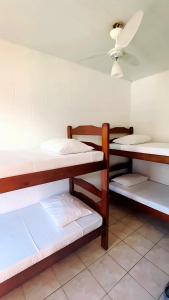 Zimmer mit 3 Etagenbetten und einer Decke in der Unterkunft Hotel Villa Charmosa in São Pedro