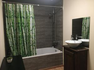 Koupelna v ubytování Les Pierrots + 11 fotografií