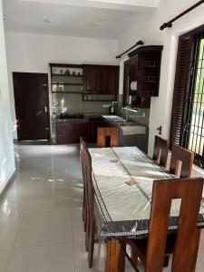 Η κουζίνα ή μικρή κουζίνα στο Dawood Villa