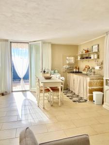 A kitchen or kitchenette at Dependance Villa delle Ulie