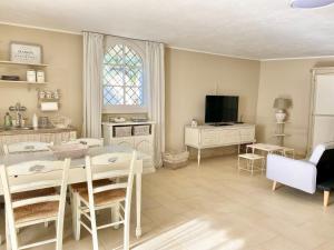 A kitchen or kitchenette at Dependance Villa delle Ulie