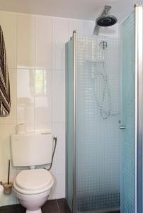 Koupelna v ubytování Lovely studio on the Carmel Mt