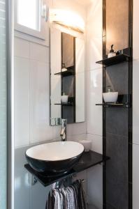 Koupelna v ubytování Lovely studio on the Carmel Mt