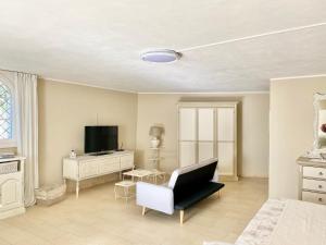 A television and/or entertainment centre at Dependance Villa delle Ulie
