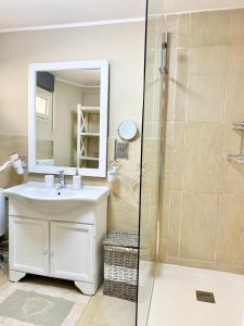 A bathroom at Dependance Villa delle Ulie