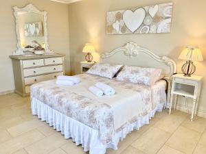 A bed or beds in a room at Dependance Villa delle Ulie