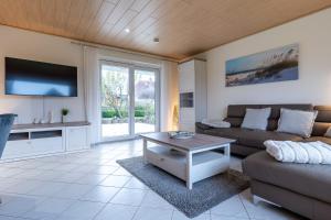 Televiisor ja/või meelelahutuskeskus majutusasutuses Ferienhaus Deichliebe - Ihr Rückzugsort an der Nordsee