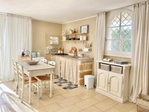 A kitchen or kitchenette at Dependance Villa delle Ulie