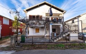 una casa con un cancello davanti di Lovely Apartment In Gornji Karin a Gornji Karin (Carino)