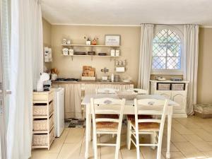 A kitchen or kitchenette at Dependance Villa delle Ulie