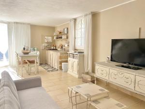 A television and/or entertainment centre at Dependance Villa delle Ulie