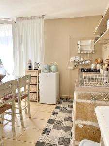 A kitchen or kitchenette at Dependance Villa delle Ulie