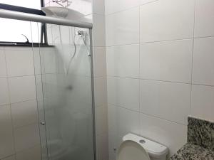 un baño con ducha y WC en LK Lourdes 7, en Belo Horizonte 7 fotos más