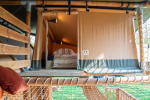 einen Blick auf ein Bett in einem Zelt in der Unterkunft Glamping Rhederlaagse Meren in Lathum