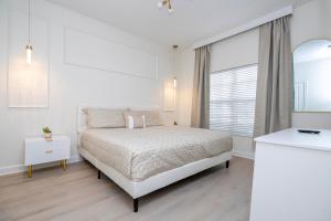 Кровать или кровати в номере 4812 BR - Enchanted Lakeside Escape Luxurious Family Retreat
