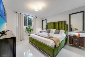 Postel nebo postele na pokoji v ubytování Beachfront Oasis in Sunny Isles 3BR, Pool & Tennis