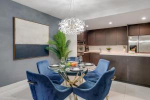 Kuchyň nebo kuchyňský kout v ubytování Beachfront Oasis in Sunny Isles 3BR, Pool & Tennis + 41 fotografií