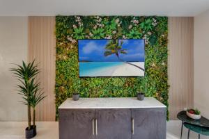 TV a/nebo společenská místnost v ubytování Beachfront Oasis in Sunny Isles 3BR, Pool & Tennis