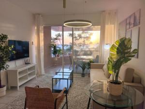 TV a/nebo společenská místnost v ubytování H&O Kings Palace Sea View Apartment