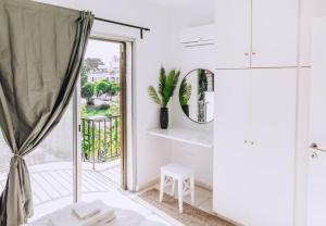 Balkón nebo terasa v ubytování H&O Royal Townhouse in Center Paphos