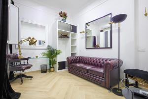 - un salon avec un canapé en cuir et un miroir dans l'établissement Salamanca Luxury Rooms, à Madrid 24 autres photos