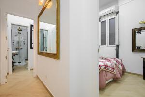 - un couloir avec un miroir et un lit dans une chambre dans l'établissement Salamanca Luxury Rooms, à Madrid