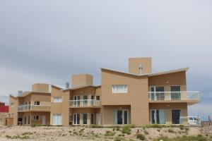 an image of an apartment building on the beach at La hora azul departamentos in Playas Doradas